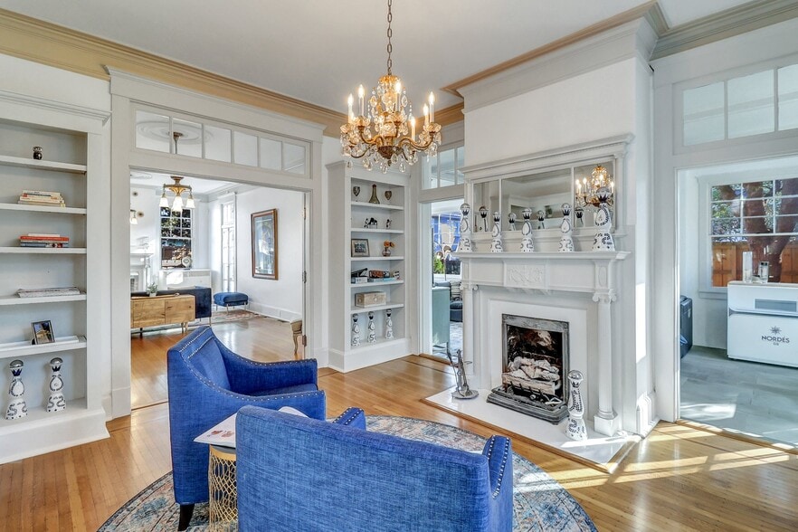 Building Photo - 602 E Victory Dr