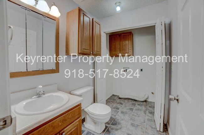 Building Photo - Beautiful 3 Bedroom, 2.5 Bath Condo in Canterbury!
