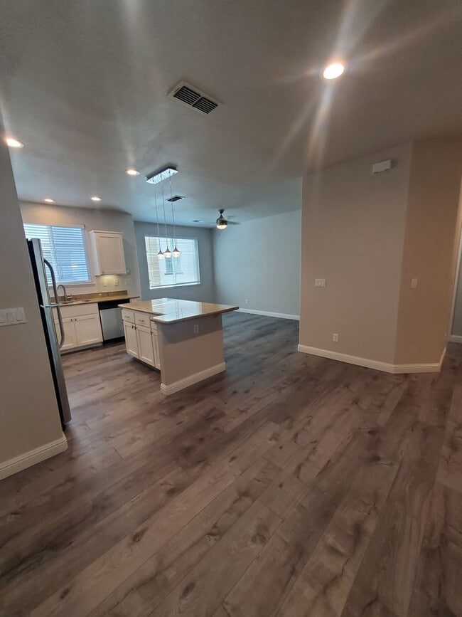 Building Photo - Modern Concord Townhouse 3/2.5 near BART &...