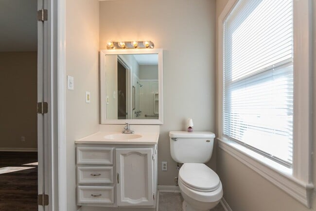 Building Photo - Move-In Ready Comfort – 4 Bed, 2 Bath!
