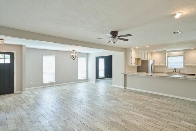 Building Photo - 725 River Plantation Dr