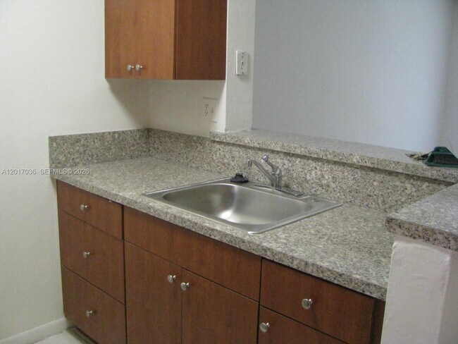 Building Photo - 10832 N Kendall Dr