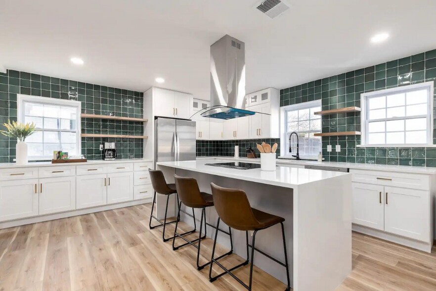 Building Photo - 306 W Lookout Dr