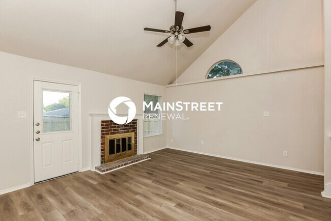 Building Photo - 3 Bedroom Pet-Friendly Home in FORT WORTH, TX with Main Street Renewal