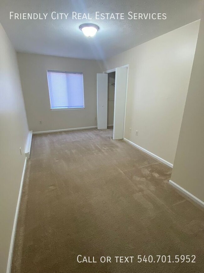 Building Photo - Spacious 2 bedroom, 1.5 bath ground floor ...