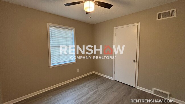 Building Photo - 3919 Dante Ave