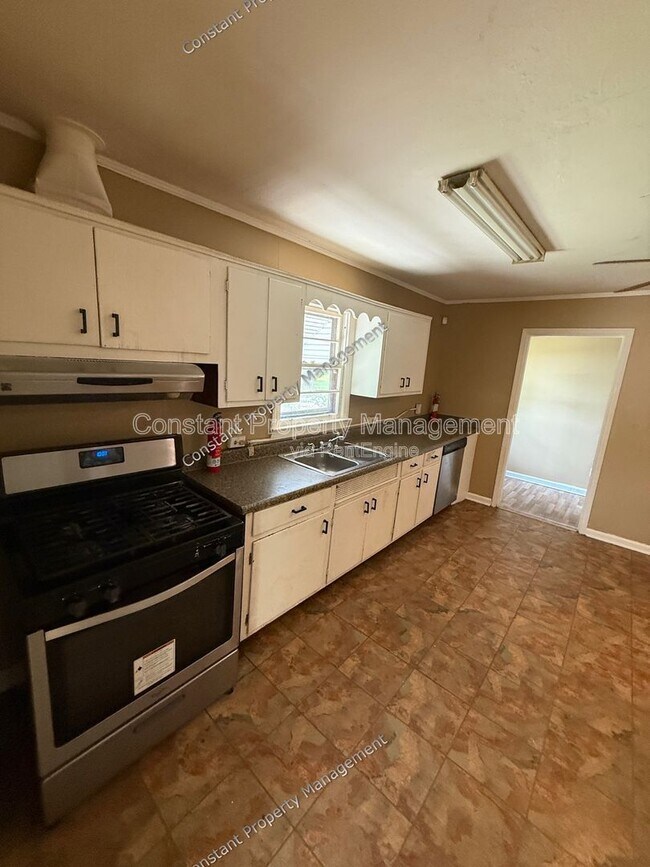 Building Photo - 3069 Somerset Dr