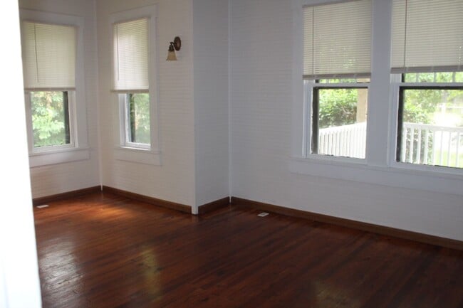 Building Photo - Spacious 3 bedroom