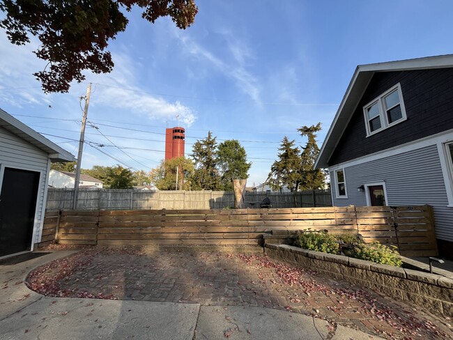 Building Photo - 1117 E Glen Ave