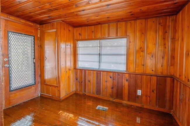 Building Photo - 561 Tuttle Ave