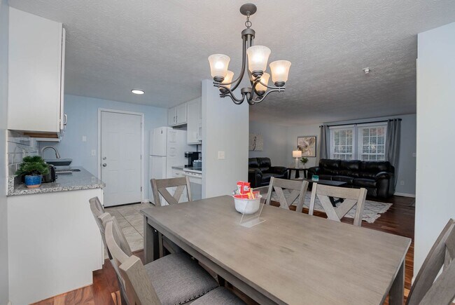 Building Photo - Inviting home with private fenced yard for pets