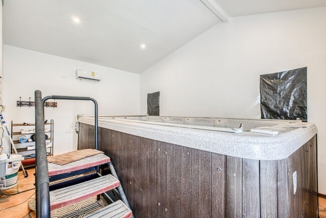 Building Photo - Beautiful House with 4 bed - 2 baths - office & covered big Jacuzzi