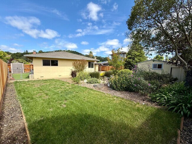 Building Photo - THREE BED / TWO BATH SINGLE LEVEL TERRA LINDA HOME WITH FAMILY ROOM AND A/C