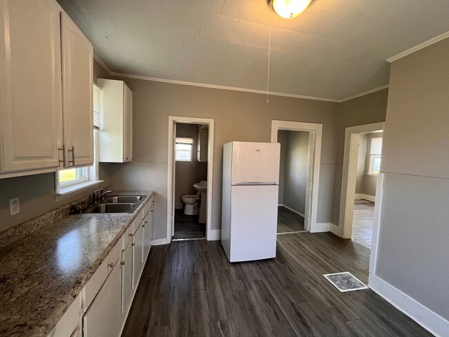 Building Photo - 3 Bedroom 1 Bath House in Davenport!