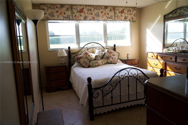 Building Photo - 9820 S Hollybrook Lake Dr