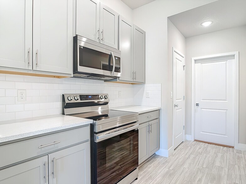 Building Photo - 60 Ballenger Ln