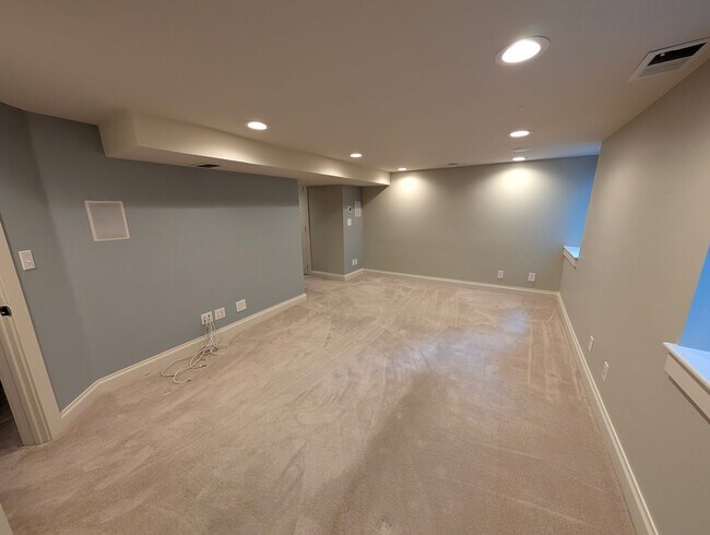 Building Photo - Beautiful 3 Bedroom House right across from City Park