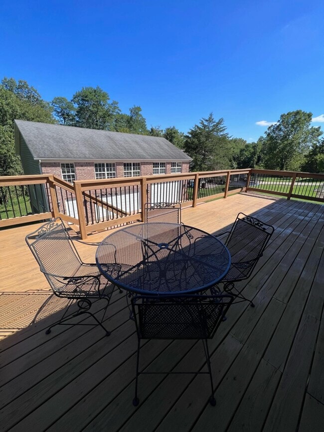 Building Photo - 212 Lakeside Dr
