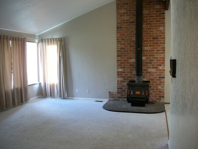 Building Photo - Tracyton Home! 2 Bedrooms with Large Fenced Yard