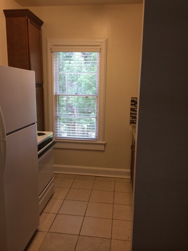 Building Photo - Margaret's Manor 919-A