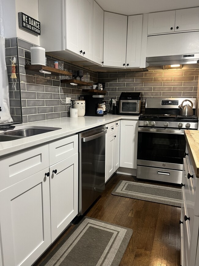 Kitchen - recently updated with dishwasher - 3324 W Warner Ave