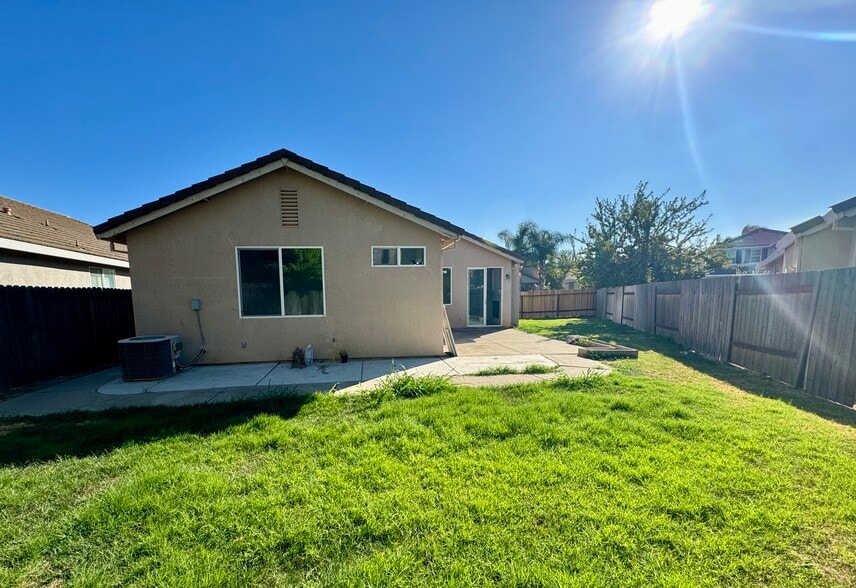 Building Photo - 3078 Tintorera Way