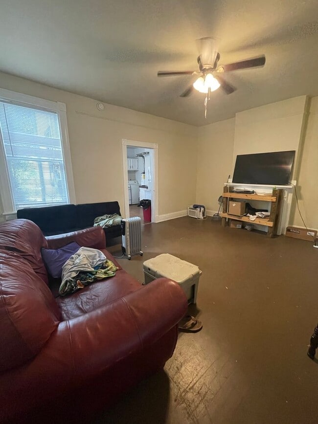 Building Photo - Large 3 bdrm/1 bath Home Within Walking Distance to VCU!