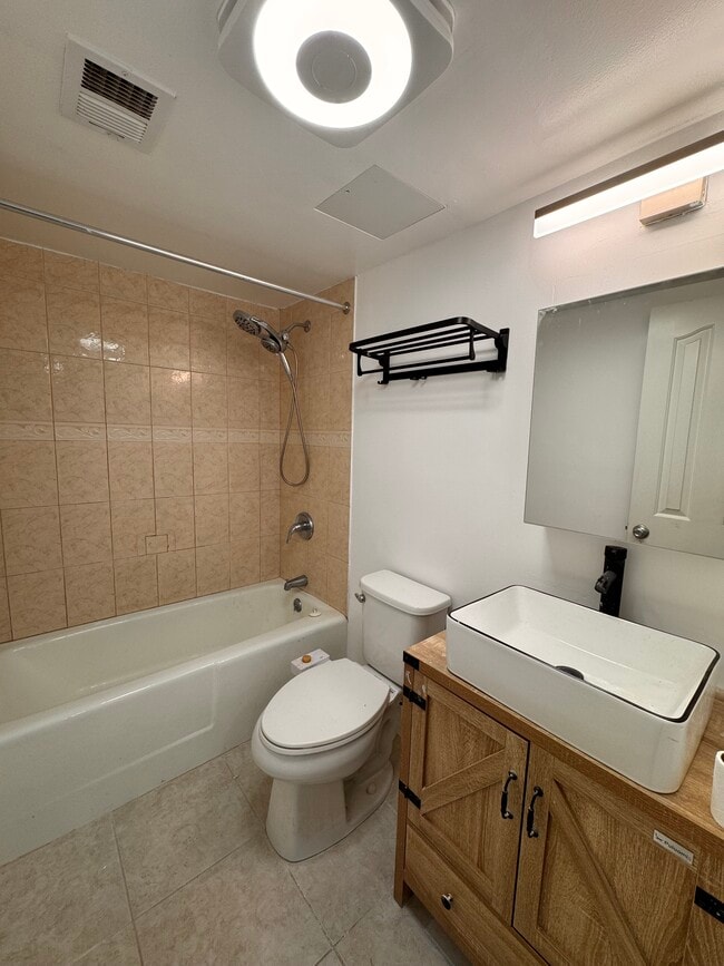 Building Photo - 5756F Village Green Dr