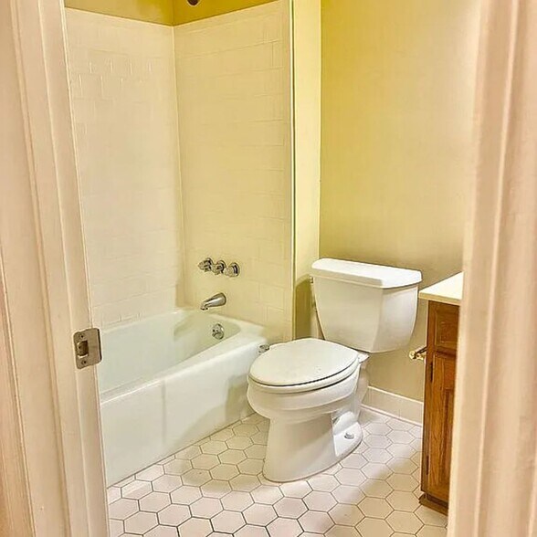 Building Photo - 7221 Lakewood Rd