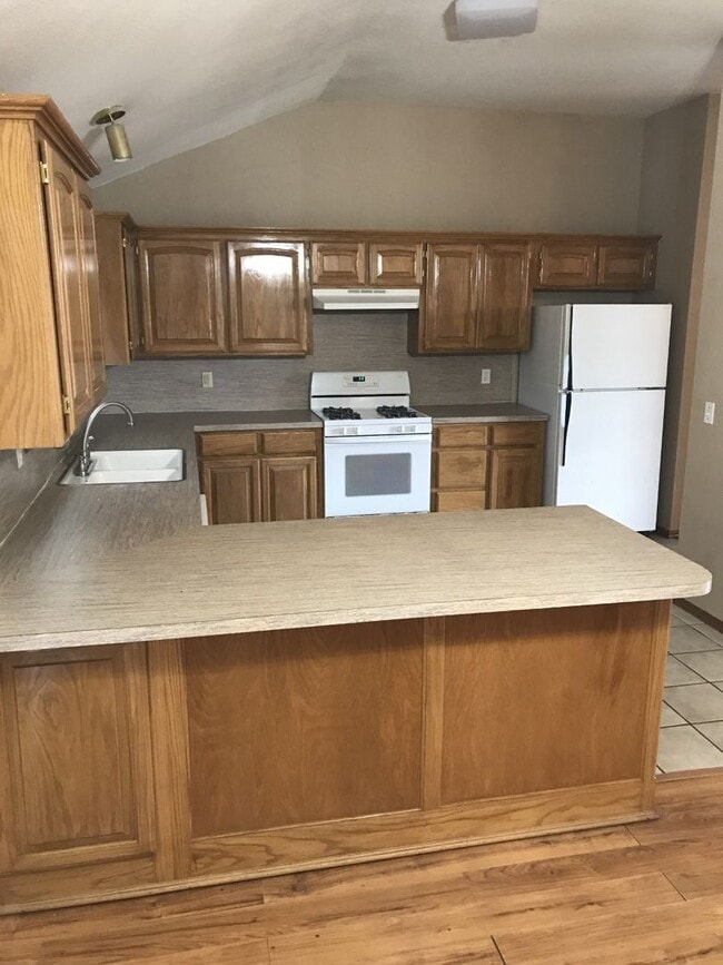 Building Photo - 4 bed 1.5 miles from OU Campus available f...