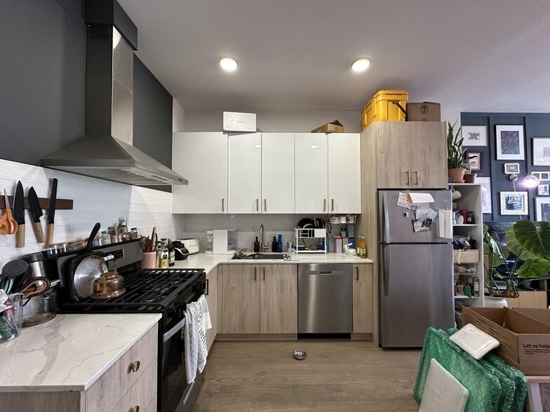 Building Photo - 841 N Mozart St