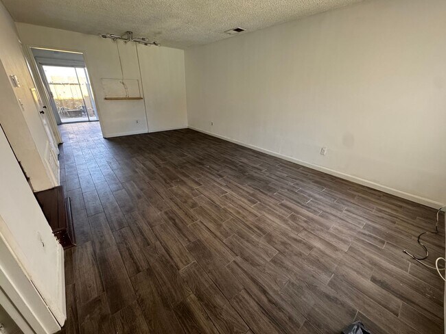 Building Photo - 2 Bedroom Townhome in El Cajon