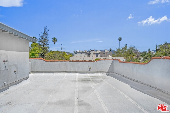 Building Photo - 741 N Las Palmas Ave