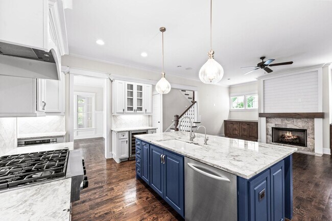 Building Photo - 1735 Hillmont Dr