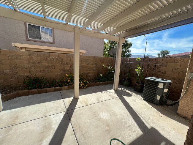 Building Photo - Spacious 2bed/ 2.5 bath Townhouse in Gated Community