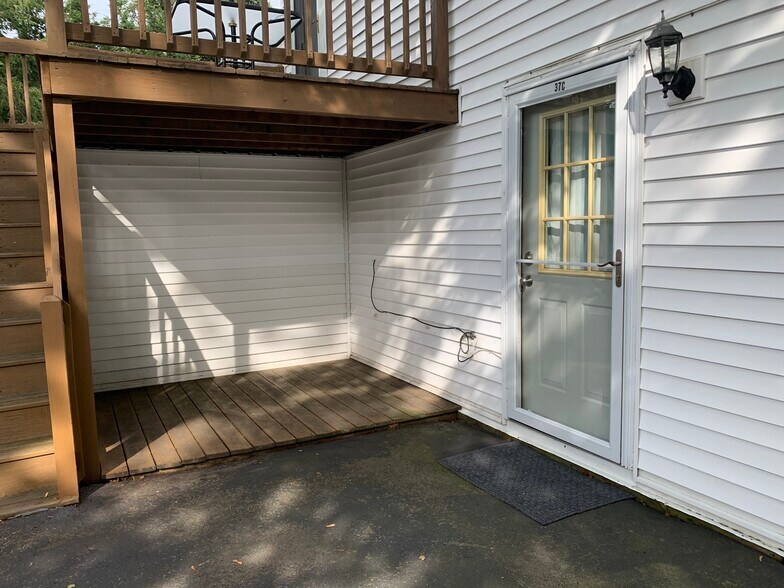 Small patio space & entrance - 37 Court St