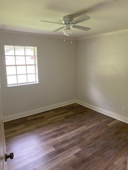 Building Photo - 400 Corona Dr