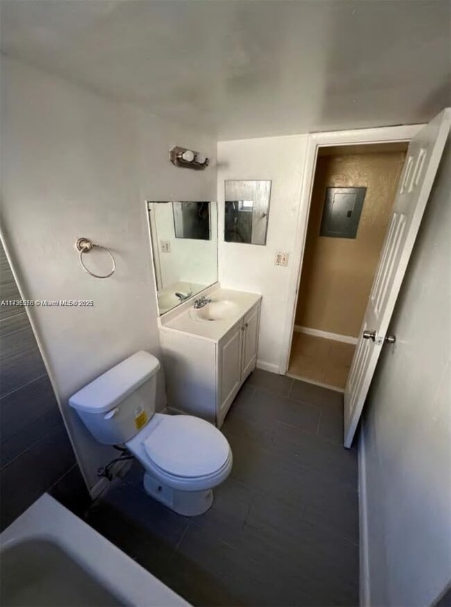 Building Photo - 624 SW 16th Ave