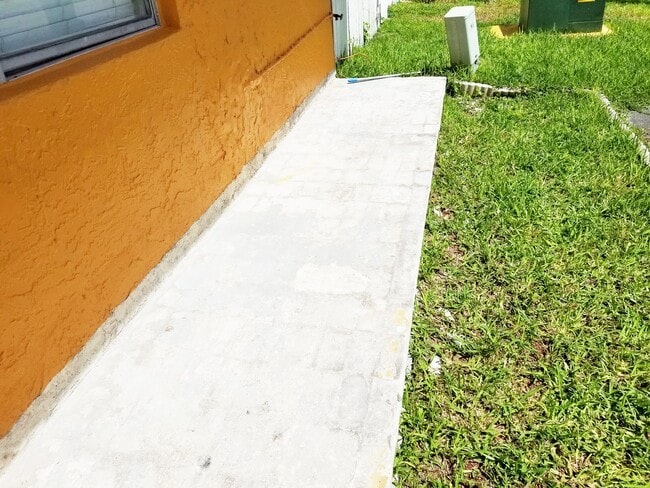 Building Photo - 177 NE 12th Ave