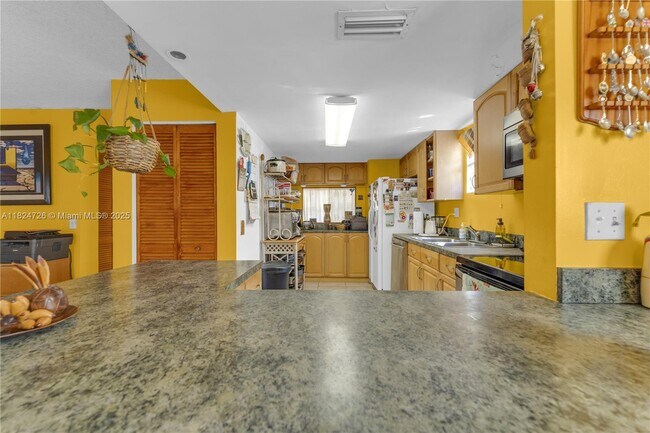 Building Photo - 6500 SW 41st Ct