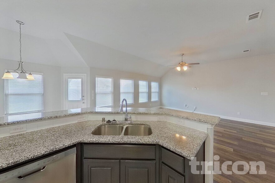 Building Photo - 536 Longhorn Ln