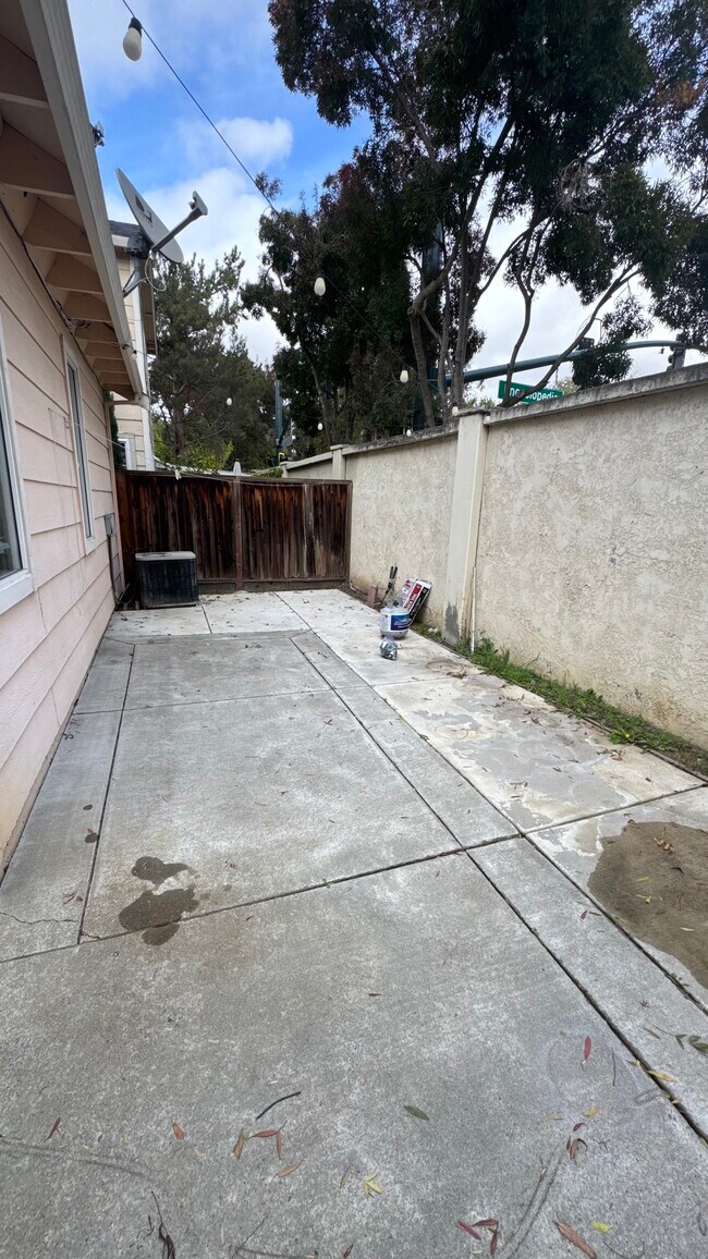 Building Photo - 39842 Potrero Dr