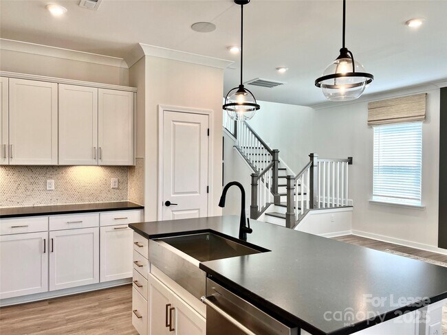 Building Photo - 15906 Parkside crossing Dr