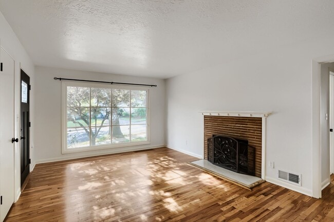 Building Photo - South Tabor — 2BR/1BA Home with Attached Garage