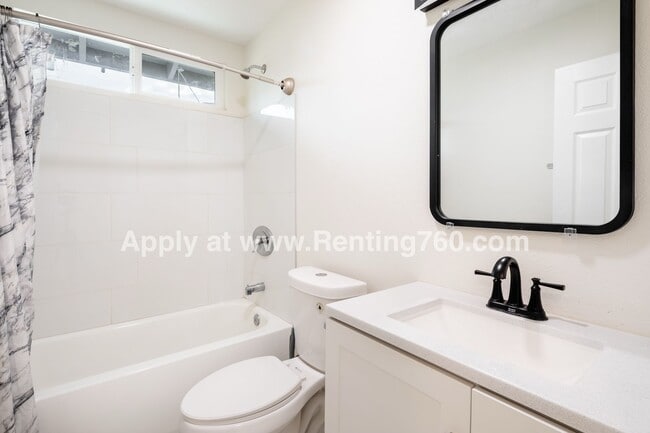 Building Photo - Updated 3 Bed 2 Bath Home Centrally Located!!