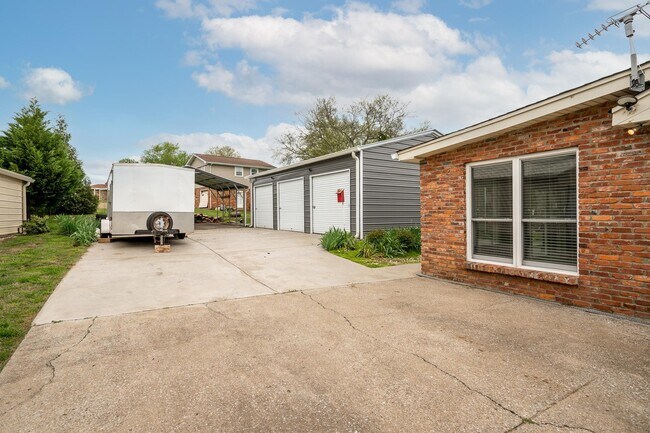 Building Photo - 120 Lake Point Dr