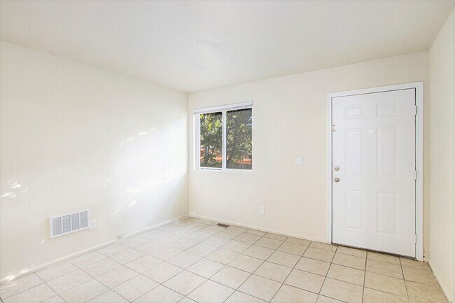 Building Photo - Recently Updated Spacious House Westwood!