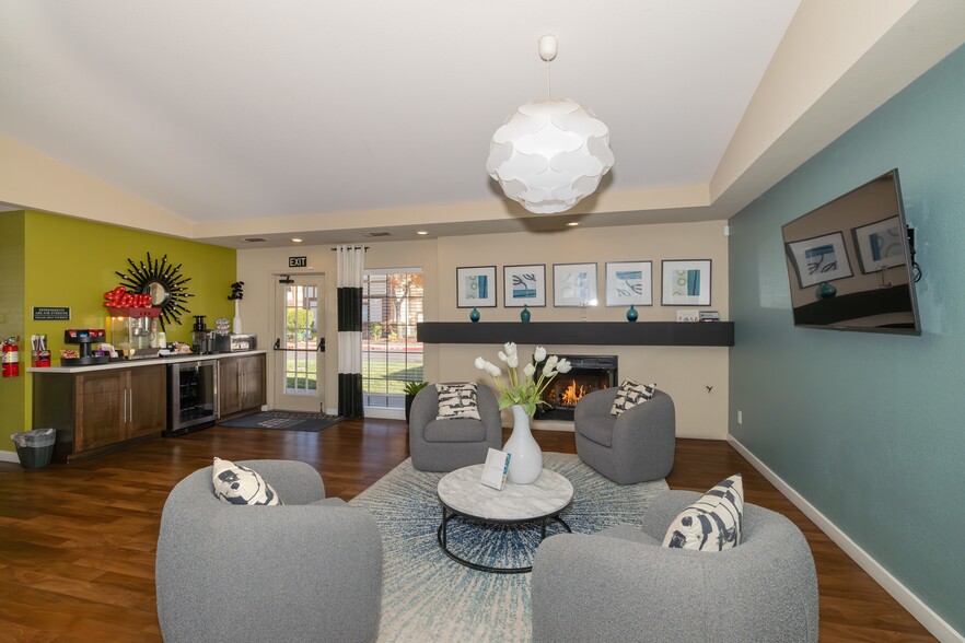 Leasing Office Lounge - Rocklin Manor Apartments