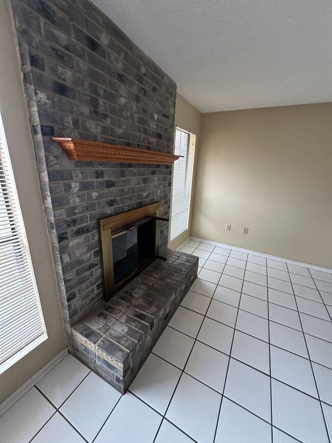 Building Photo - AVAILABLE NOW!!!