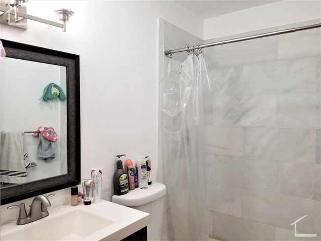 Building Photo - No Brokers Fee, New Kitchen appliances, Central Location, Laundry is on a Site